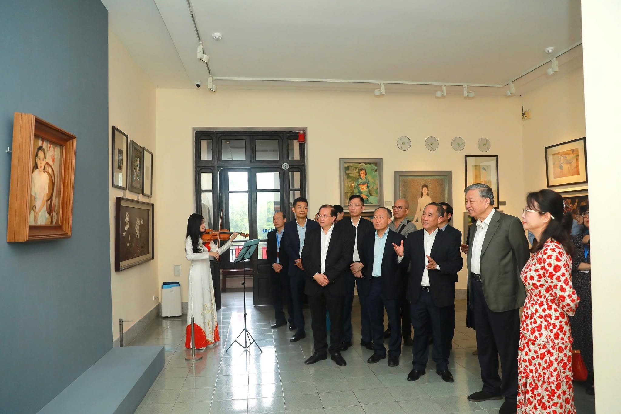 Triển lãm "100 năm mỹ thuật hiện đại Việt Nam" và Sách "Hồ Chí Minh trong nghệ thuật tạo hình" - 4